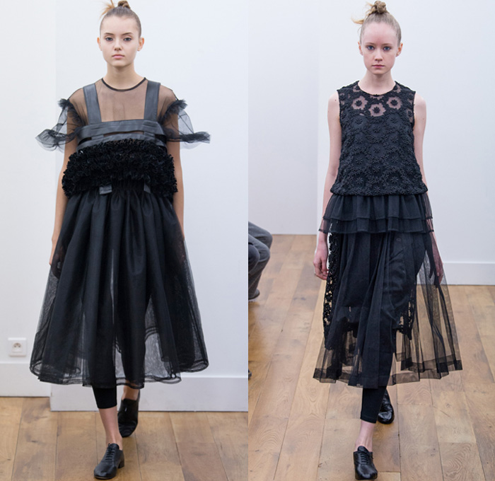 Noir Kei Ninomiya 2017-2018 Fall Autumn Winter Womens Runway Catwalk Looks - Mode à Paris Fashion Week Mode Féminin France - Scarlet Red Modular Chain Link Ring Rivet Belts Straps Mesh Lattice Plush Fur Dimensional Structural Organic Shape Sculptural Floral Flower Bud Trompe L'oeil Ruffles Zigzag Sheer Chiffon Velvet Jacquard Quilted Waffle Long Sleeve Blouse Silk Satin Accordion Pleats Skirt Frock Leggings Hanging Sleeve Oversized Outerwear Coat Bell Shape Ribbons Bomber Jacket Pinafore Dress Embroidery Decorated Bedazzled Vest Waistcoat Shawl Beetle Wings Rocket Wingsuit