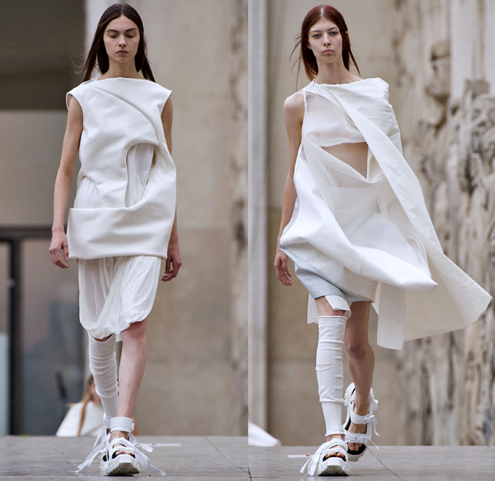 Rick Owens 2018 Spring Summer Womens Runway Catwalk Looks - Mode à Paris Fashion Week Mode Féminin France - Dirt Dimensional Structural Organic Shape Sculptural Futuristic Pillow Wrap Cocoon Stuffed Outerwear Coat Blazerdress Hanging Sleeve Cape Shawl Blanket Holes Wrap Drapery Leather Peel Away Angular Pointed Tie Up Metallic Sheen Strapless Dress Gown Blouse Skirt Pleats Sleeveless One Shoulder Duffeldress Shorts Sneakers Sandals Warmers Asymmetrical Fanny Pack Waist Pouch Belt Bag