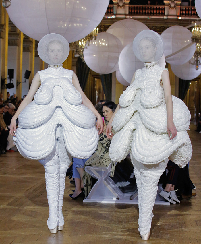 Thom Browne 2018 Spring Summer Womens Runway Catwalk Looks - Mode à Paris Fashion Week France - Fairy Tale Ball Hat Unicorn Sculptural Beehive Saggy Breasts Flabs Madras Cutout Sheer Tulle Fur Fringes Plaid Check Stripes Bedazzled Jewels Sequins Flowers Floral Embroidery Houndstooth Patchwork Quilted Octopus Tentacles Ribbons Split Coat Jacket Crop Top Cutout Halterneck Necktie Bow Badminton Rackets Corset Cardigan Shirtdress Crinoline Skirt Dress Gown Elevator Boots Handbag Briefcase Choker