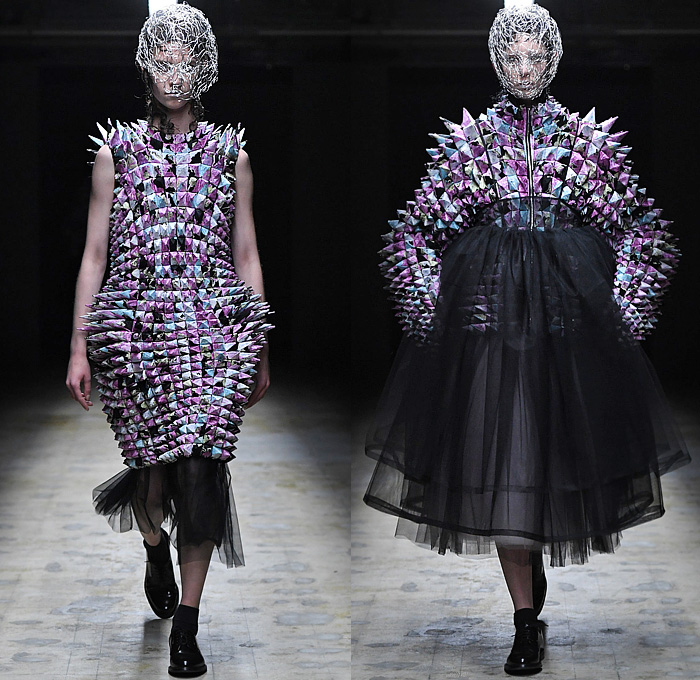 Noir Kei Ninomiya 2022-2023 Fall Autumn Winter Womens Runway Catwalk Looks - Paris Fashion Week Femme PFW - Fluorescent Neon Pink Green Yellow Organic Phosphorescent Sculpture Headwear Prismatic Spikes Wires Mask Chainmail Scales Belts Straps Harness Zipper Deconstructed Tiered Ruffles Sheer Tulle Tutu Skirt Dress Outerwear Coat Crop Top Midriff Detachable Sleeves Flowers Floral Blouse Long Sleeve Mesh Fishnet Fringes Pearls Safety Pins Puff Ball Bush Cocoon Gloves Oxfords