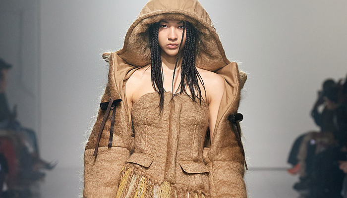 Asai 2023-2024 Fall Autumn Winter Womens Runway Collection - London Fashion Week Collections UK - Destroyed Threads Fringes Denim Jeans Nunchucks Nunchaku Strapless Pockets Patchwork Velvet Cutout Sheer Tie-Dye One Shoulder Outerwear Wool Hoodie Coat Fur Quilted Puffer Kimono Tights Leggings Knit Turtleneck Sweaterdress Plaid Check Mullet Hem Dress Handbag 