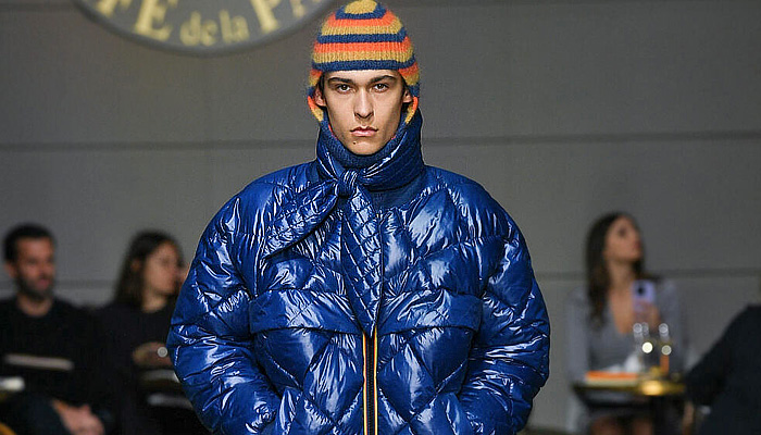 K-Way 2023-2024 Fall Autumn Winter Mens Runway Looks - Milano Moda Uomo Milan Fashion Week Mens - Café de la Paix - Oversized Outerwear Hoodie Coat Cocoon Poncho Parka Jacquard Brocade Drawstring Quilted Puffer Shorts Neck Tie Fur Compression Tights Parachute Pants Knit Cap Hobo Bag Sling Pack Leg Warmers Boots