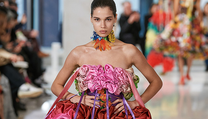 Tomo Koizumi 2023-2024 Fall Autumn Winter Womens Runway Looks - Milano Moda Donna Collezione Milan Fashion Week Italy - Supported By Dolce & Gabbana - Fiesta Festival Voluminous Sculpture Ruffles Frills Tiered Flowers Floral Trompe L'oeil Roman Soldiers Stripes Rainbow Bedazzled Studs Gems Sheer Tulle Crop Top Midriff Bralette Strapless Noodle Strap Laces Fringes Colorblock Gradient Ombré Cape Poodle Skirt Puff Ball Babydoll Dress Gown Train Draped Gladiator Handbag Tote