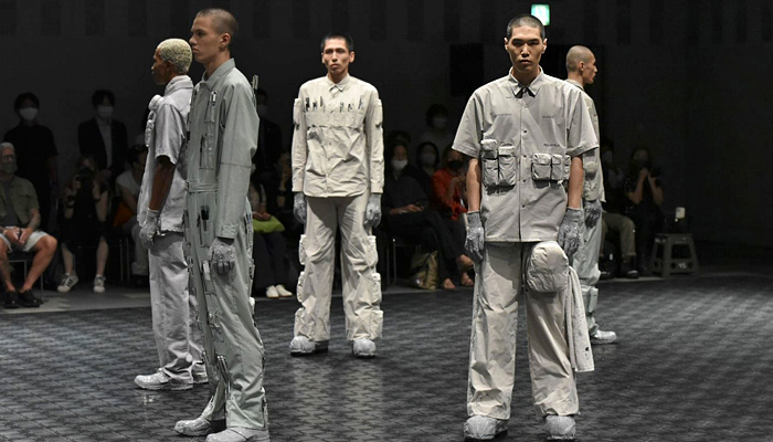 HIDESIGN 2023 Spring Summer Mens Style Watch Trendcasting Styles - Rakuten Fashion Week Tokyo Japan - Utility Pockets Pouch Nylon Jacket Vest Gilet Shirt Hooks Straps Belts Uniform Workwear Pen Pencil Holders Gloves Denim Jeans Wide Leg Arm Warmers Cargo Pants Tearaway Snap Buttons Velcro Coat Turtleneck Onesie Jumpsuit Coveralls Boiler Suit Mechanic Sneakers