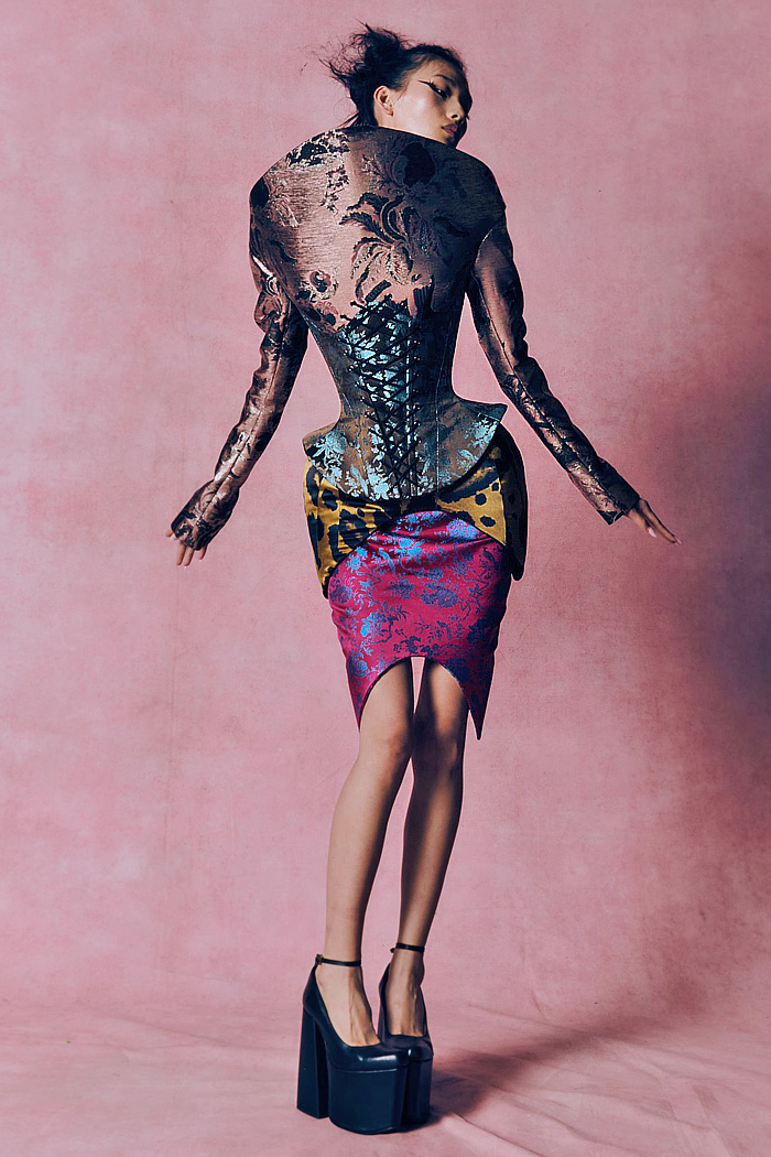 Harris Reed 2026-2027 Fall Winter Womens Fashion Trends - London Fashion Week LFW - Multifarious - Armor Plate, Medieval, Corset, Curvature, Patchwork, Textures, Animal Prints, Patterns, Eveningwear, Gown, Dress, Capelet, Quilted, Pellegrina, Cylindrical, Feathers, Plumage, Decorated, Sculpture, Skeletal, Framework, Bunny Ear Shoulders, Pencil Skirt Harris Reed 2026-2027 Fall Winter Womens London Fashion Week - Armor Plate, Corset, Patchwork, Gown, Capelet, Feathers, Sculpture