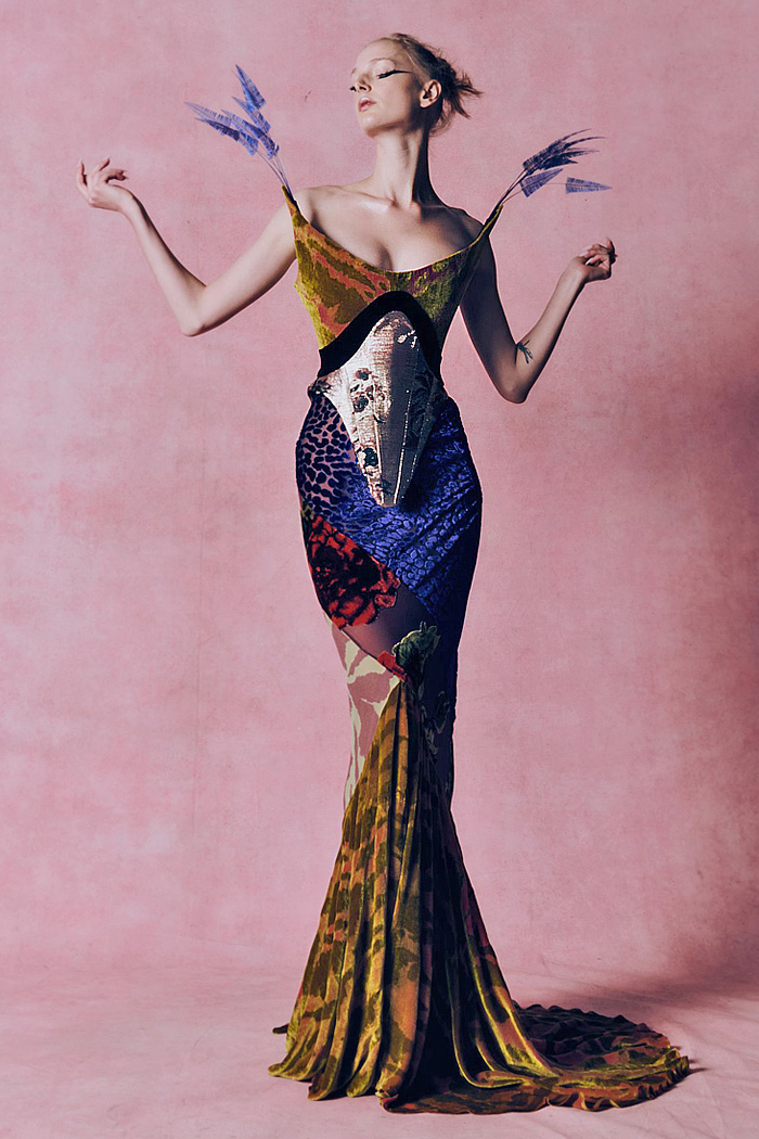 Harris Reed 2026-2027 Fall Winter Womens Fashion Trends - London Fashion Week LFW - Multifarious - Armor Plate, Medieval, Corset, Curvature, Patchwork, Textures, Animal Prints, Patterns, Eveningwear, Gown, Dress, Capelet, Quilted, Pellegrina, Cylindrical, Feathers, Plumage, Decorated, Sculpture, Skeletal, Framework, Bunny Ear Shoulders, Pencil Skirt Harris Reed 2026-2027 Fall Winter Womens London Fashion Week - Armor Plate, Corset, Patchwork, Gown, Capelet, Feathers, Sculpture