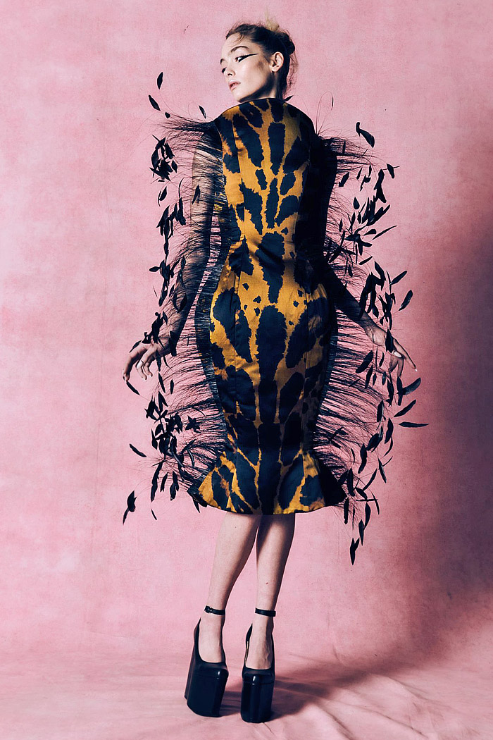 Harris Reed 2026-2027 Fall Winter Womens Fashion Trends - London Fashion Week LFW - Multifarious - Armor Plate, Medieval, Corset, Curvature, Patchwork, Textures, Animal Prints, Patterns, Eveningwear, Gown, Dress, Capelet, Quilted, Pellegrina, Cylindrical, Feathers, Plumage, Decorated, Sculpture, Skeletal, Framework, Bunny Ear Shoulders, Pencil Skirt Harris Reed 2026-2027 Fall Winter Womens London Fashion Week - Armor Plate, Corset, Patchwork, Gown, Capelet, Feathers, Sculpture