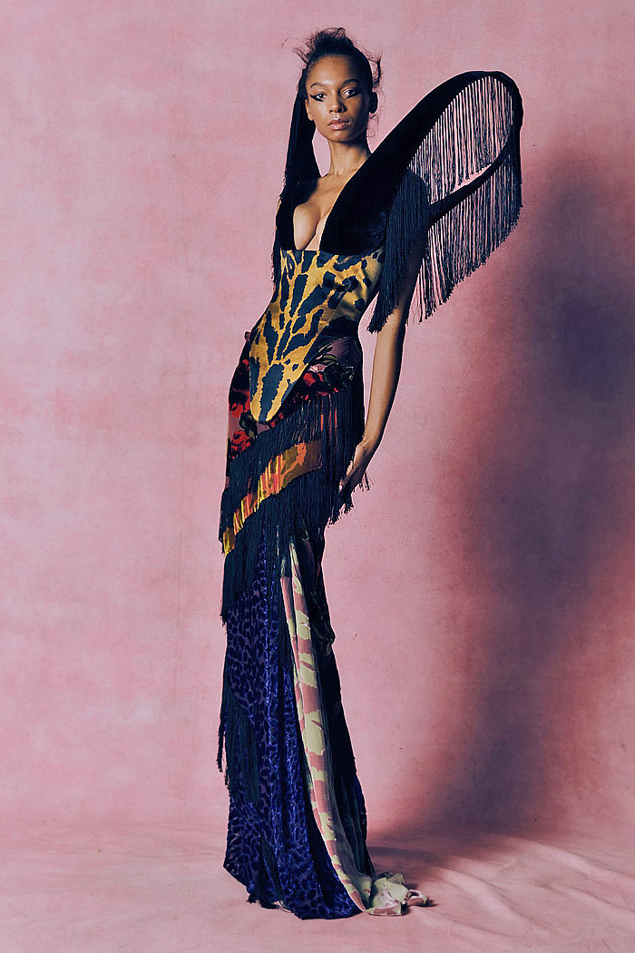 Harris Reed 2026-2027 Fall Winter Womens Fashion Trends - London Fashion Week LFW - Multifarious - Armor Plate, Medieval, Corset, Curvature, Patchwork, Textures, Animal Prints, Patterns, Eveningwear, Gown, Dress, Capelet, Quilted, Pellegrina, Cylindrical, Feathers, Plumage, Decorated, Sculpture, Skeletal, Framework, Bunny Ear Shoulders, Pencil Skirt Harris Reed 2026-2027 Fall Winter Womens London Fashion Week - Armor Plate, Corset, Patchwork, Gown, Capelet, Feathers, Sculpture