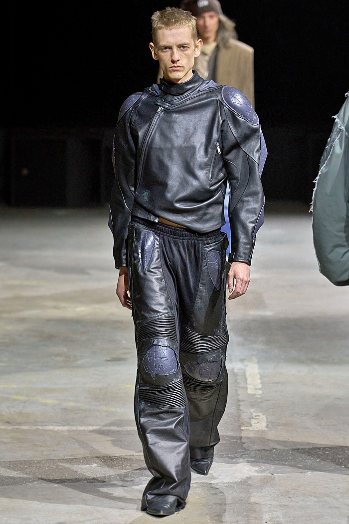 Natasha Zinko 2026-2027 Fall Autumn Winter Mens Fashion Runway Trends - London Fashion Week - Deconstructed, Double Waistband, Wide Leg, Baggy Trousers, Knit, Sweater, Chalice, Leather, Biker Jacket, Pads, Motorcycle Pants Natasha Zinko 2026-2027 Fall Winter Mens Fashion - London Fashion Week - Deconstructed, Baggy Trousers, Biker, Motorcycle Pads