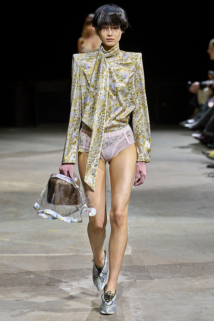 Natasha Zinko 2026-2027 Fall Autumn Winter Womens Fashion Runway Trends - London Fashion Week - Pointy Shoulders, Blouse, Flowers, Floral, Scarf, Briefs, Underwear, Lace, Embroidery, Deconstructed, Waistband Neckline, Curved Waist, Mini Dress, Mittens, Patchwork, Dress, Picnic Check, Fruits, Linen, Oversized, Outerwear, Coat, Plaid, Bralette, Crop Top, Robe Skirt, Loop Hem Natasha Zinko 2026-2027 Fall Winter Womens Fashion - London Fashion Week - Briefs, Lace, Deconstructed, Patchwork, Robe Skirt