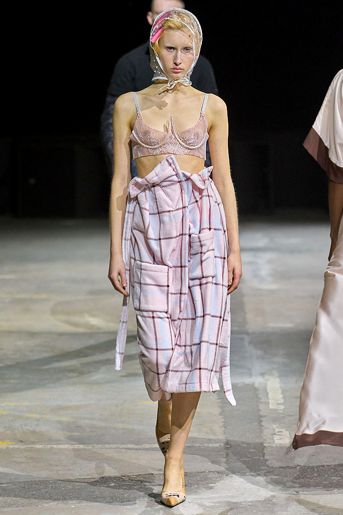 Natasha Zinko 2026-2027 Fall Autumn Winter Womens Fashion Runway Trends - London Fashion Week - Pointy Shoulders, Blouse, Flowers, Floral, Scarf, Briefs, Underwear, Lace, Embroidery, Deconstructed, Waistband Neckline, Curved Waist, Mini Dress, Mittens, Patchwork, Dress, Picnic Check, Fruits, Linen, Oversized, Outerwear, Coat, Plaid, Bralette, Crop Top, Robe Skirt, Loop Hem Natasha Zinko 2026-2027 Fall Winter Womens Fashion - London Fashion Week - Briefs, Lace, Deconstructed, Patchwork, Robe Skirt