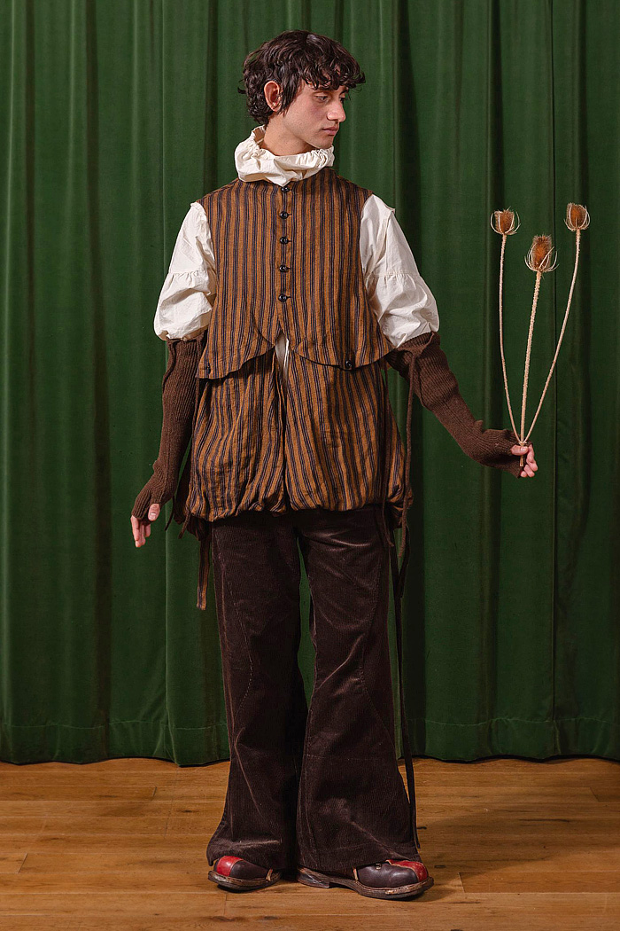 Tíscar Espadas 2026-2027 Fall Autumn Winter Mens Fashion Trends - Capítulo VIII - Rural Switzerland, denim, jeans, manskirt, oversized pockets, jester, medieval, slit shorts, vest, deadstock fabrics, stripes, organic linen, outerwear, coat, detachable collar, ambiguous tie, peek-a-boo necktie, wide leg, baggy, loose, corduroy, funnel neck, work boots Tíscar Espadas 2026-2027 Fall Autumn Winter Mens Fashion - denim, jeans, oversized, jester, vest, deadstock, necktie, wide leg