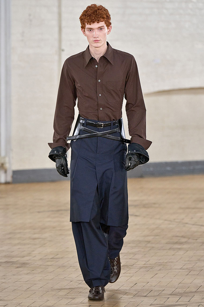 TOGA 2026-2027 Fall Autumn Winter Mens Fashion Runway Trends - London Fashion Week - Criss-Cross Belts, Muscateer, Deconstructed, Double Layer, Manskirt, Wide Leg, Plaid, Check, Tartan, Blazer, Shorts, Manskort, Knit Cardigan Waistband, Rainwear, Coat, Wrinkles, Handbag TOGA 2026-2027 Fall Winter Mens - London Fashion Week - Criss-Cross Belts, Manskirt, Plaid, Manskort, Cardigan Waist, Rainwear
