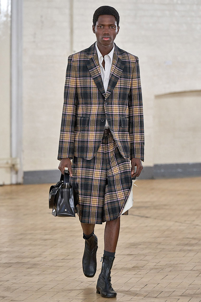 TOGA 2026-2027 Fall Autumn Winter Mens Fashion Runway Trends - London Fashion Week - Criss-Cross Belts, Muscateer, Deconstructed, Double Layer, Manskirt, Wide Leg, Plaid, Check, Tartan, Blazer, Shorts, Manskort, Knit Cardigan Waistband, Rainwear, Coat, Wrinkles, Handbag TOGA 2026-2027 Fall Winter Mens - London Fashion Week - Criss-Cross Belts, Manskirt, Plaid, Manskort, Cardigan Waist, Rainwear