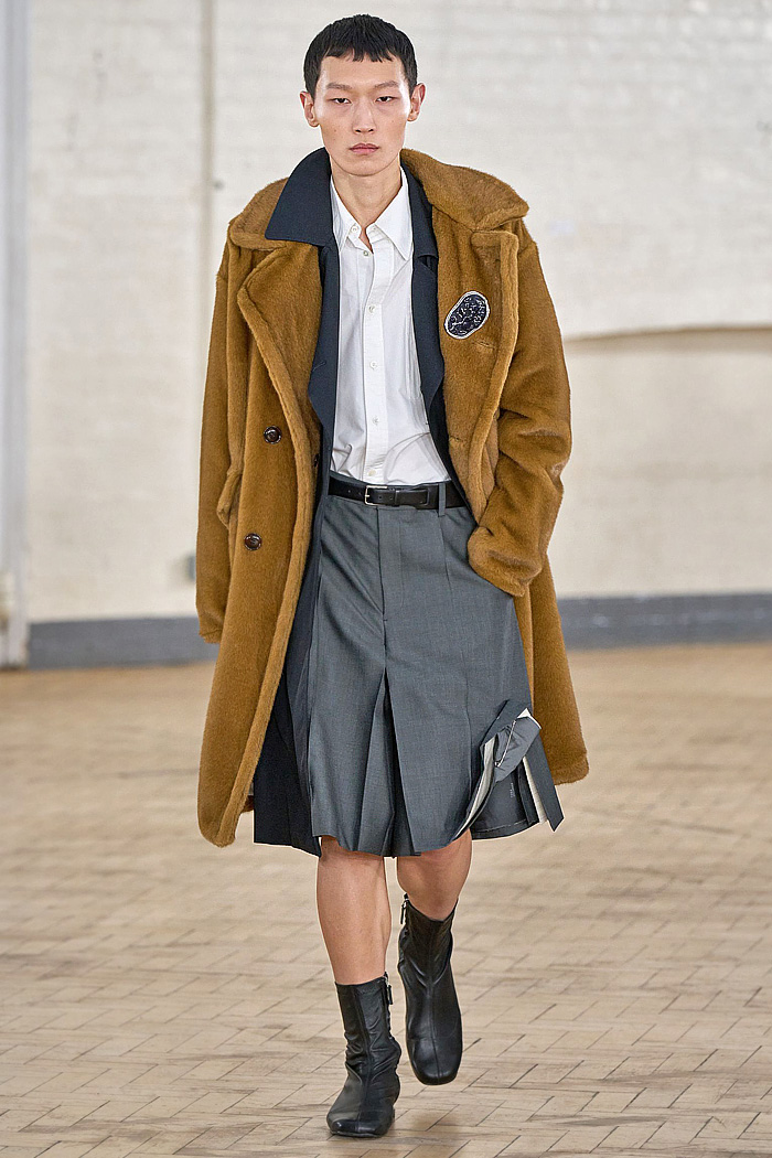 TOGA 2026-2027 Fall Autumn Winter Mens Fashion Runway Trends - London Fashion Week - Criss-Cross Belts, Muscateer, Deconstructed, Double Layer, Manskirt, Wide Leg, Plaid, Check, Tartan, Blazer, Shorts, Manskort, Knit Cardigan Waistband, Rainwear, Coat, Wrinkles, Handbag TOGA 2026-2027 Fall Winter Mens - London Fashion Week - Criss-Cross Belts, Manskirt, Plaid, Manskort, Cardigan Waist, Rainwear