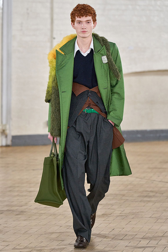 TOGA 2026-2027 Fall Autumn Winter Mens Fashion Runway Trends - London Fashion Week - Criss-Cross Belts, Muscateer, Deconstructed, Double Layer, Manskirt, Wide Leg, Plaid, Check, Tartan, Blazer, Shorts, Manskort, Knit Cardigan Waistband, Rainwear, Coat, Wrinkles, Handbag TOGA 2026-2027 Fall Winter Mens - London Fashion Week - Criss-Cross Belts, Manskirt, Plaid, Manskort, Cardigan Waist, Rainwear