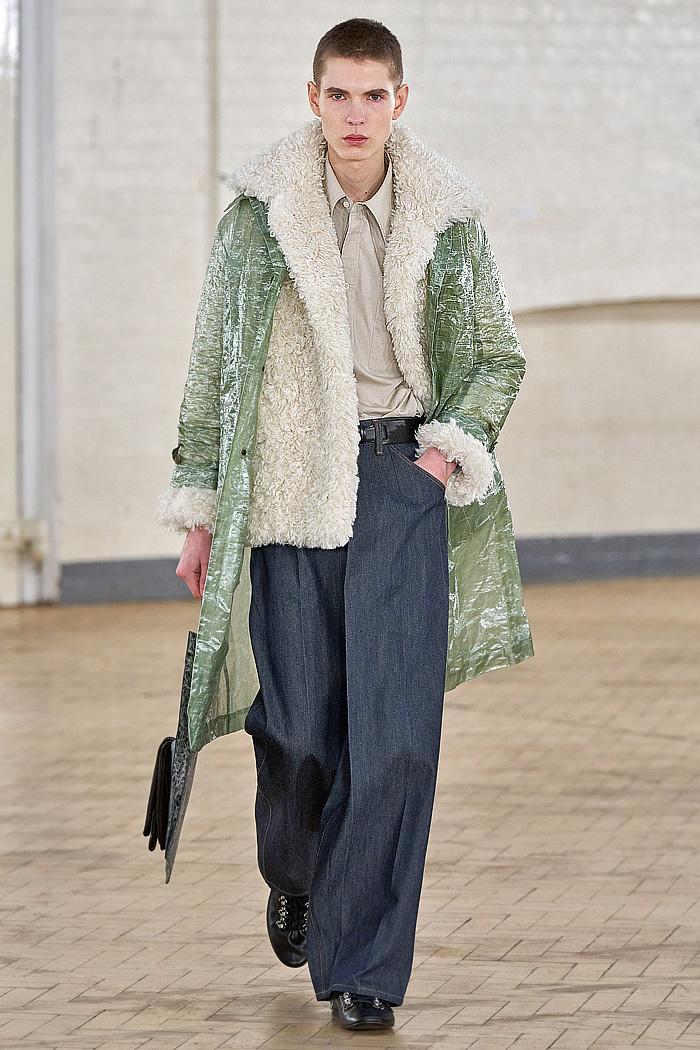 TOGA 2026-2027 Fall Autumn Winter Mens Fashion Runway Trends - London Fashion Week - Criss-Cross Belts, Muscateer, Deconstructed, Double Layer, Manskirt, Wide Leg, Plaid, Check, Tartan, Blazer, Shorts, Manskort, Knit Cardigan Waistband, Rainwear, Coat, Wrinkles, Handbag TOGA 2026-2027 Fall Winter Mens - London Fashion Week - Criss-Cross Belts, Manskirt, Plaid, Manskort, Cardigan Waist, Rainwear