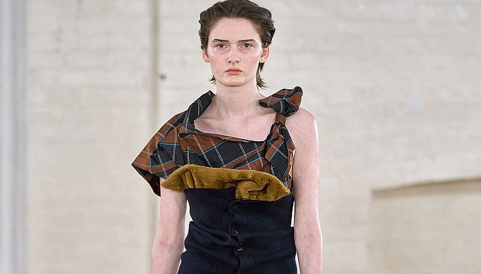 TOGA 2026-2027 Fall Autumn Winter Womens Fashion Runway Trends - London Fashion Week - Criss-Cross Belts, Muscateer, Deconstructed, Knit Cardigan Waistband, Motorcycle Biker Pants, Knee Pads, Wide Leg Palazzo Pants, Slashed Cutout, Tartan Plaid Check, Pantsuit, Patchwork TOGA 2026-2027 Fall Winter Womens - London Fashion Week - Cross Belts, Deconstructed, Biker Pants, Slashed, Tartan, Patchwork