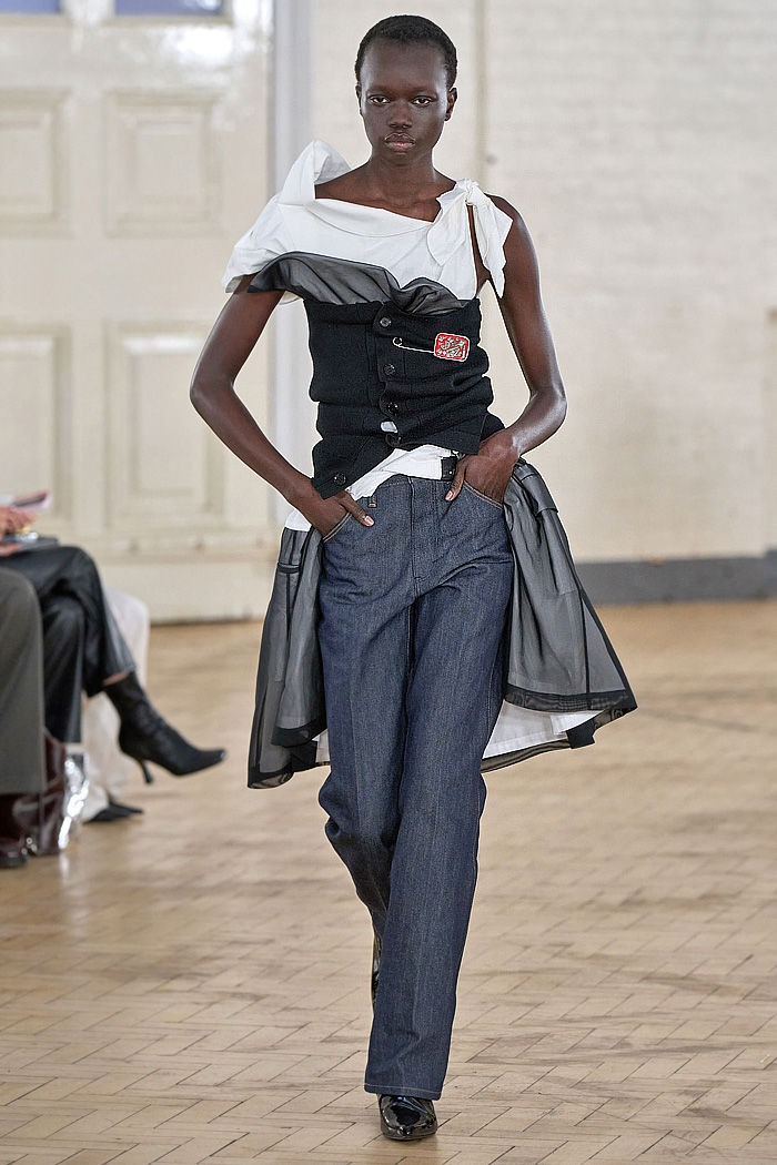 TOGA 2026-2027 Fall Autumn Winter Womens Fashion Runway Trends - London Fashion Week - Criss-Cross Belts, Muscateer, Deconstructed, Knit Cardigan Waistband, Motorcycle Biker Pants, Knee Pads, Wide Leg Palazzo Pants, Slashed Cutout, Tartan Plaid Check, Pantsuit, Patchwork TOGA 2026-2027 Fall Winter Womens - London Fashion Week - Cross Belts, Deconstructed, Biker Pants, Slashed, Tartan, Patchwork
