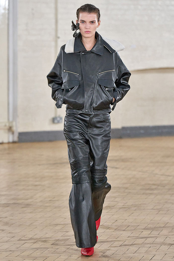 TOGA 2026-2027 Fall Autumn Winter Womens Fashion Runway Trends - London Fashion Week - Criss-Cross Belts, Muscateer, Deconstructed, Knit Cardigan Waistband, Motorcycle Biker Pants, Knee Pads, Wide Leg Palazzo Pants, Slashed Cutout, Tartan Plaid Check, Pantsuit, Patchwork TOGA 2026-2027 Fall Winter Womens - London Fashion Week - Cross Belts, Deconstructed, Biker Pants, Slashed, Tartan, Patchwork