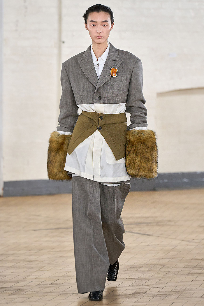 TOGA 2026-2027 Fall Autumn Winter Womens Fashion Runway Trends - London Fashion Week - Criss-Cross Belts, Muscateer, Deconstructed, Knit Cardigan Waistband, Motorcycle Biker Pants, Knee Pads, Wide Leg Palazzo Pants, Slashed Cutout, Tartan Plaid Check, Pantsuit, Patchwork TOGA 2026-2027 Fall Winter Womens - London Fashion Week - Cross Belts, Deconstructed, Biker Pants, Slashed, Tartan, Patchwork
