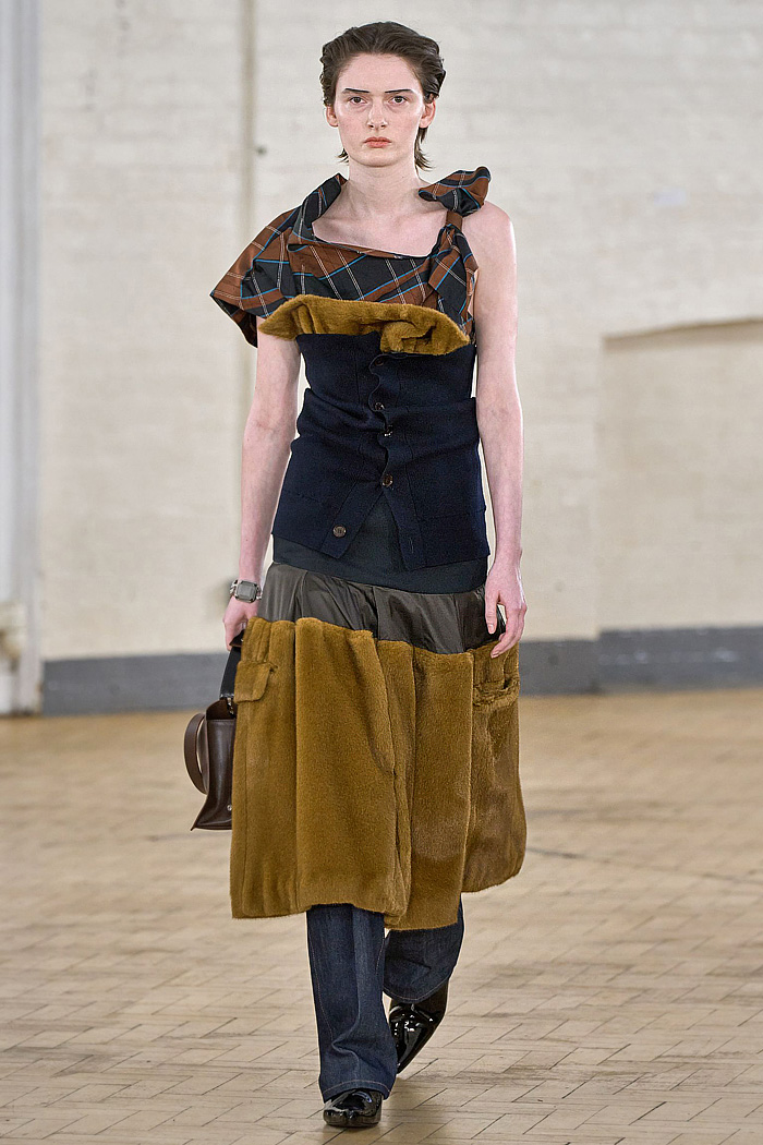 TOGA 2026-2027 Fall Autumn Winter Womens Fashion Runway Trends - London Fashion Week - Criss-Cross Belts, Muscateer, Deconstructed, Knit Cardigan Waistband, Motorcycle Biker Pants, Knee Pads, Wide Leg Palazzo Pants, Slashed Cutout, Tartan Plaid Check, Pantsuit, Patchwork TOGA 2026-2027 Fall Winter Womens - London Fashion Week - Cross Belts, Deconstructed, Biker Pants, Slashed, Tartan, Patchwork