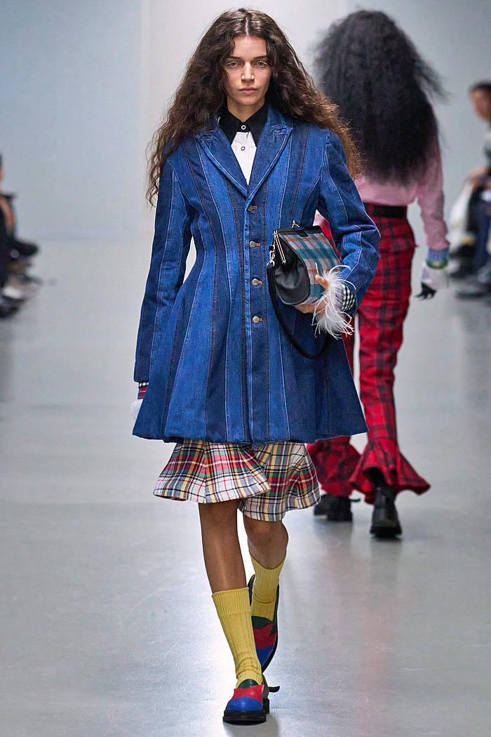 Anrealage 2026 Spring Summer Womens Runway at Paris had Heralbony prints, plaid, stripes, wired curvy hems, ruffles, robotic bags