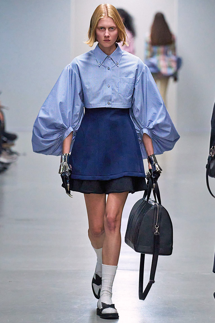 Anrealage 2026 Spring Summer Womens Runway at Paris had Heralbony prints, plaid, stripes, wired curvy hems, ruffles, robotic bags