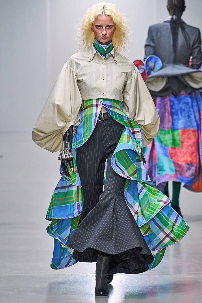 Anrealage 2026 Spring Summer Womens Runway at Paris had Heralbony prints, plaid, stripes, wired curvy hems, ruffles, robotic bags