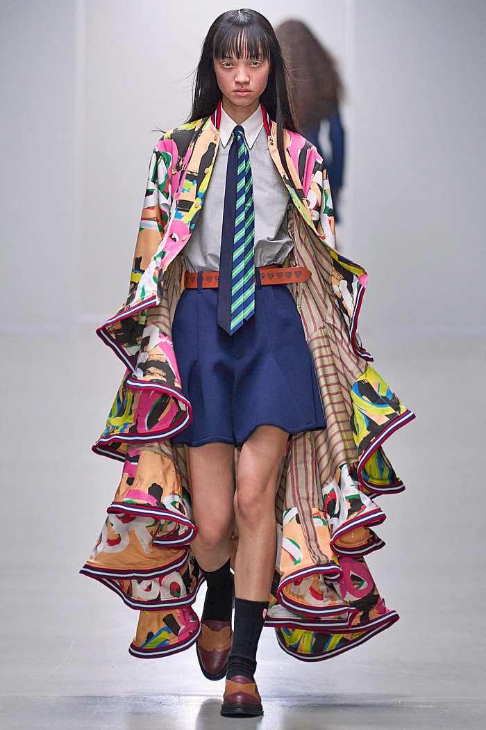 Anrealage 2026 Spring Summer Womens Runway at Paris had Heralbony prints, plaid, stripes, wired curvy hems, ruffles, robotic bags