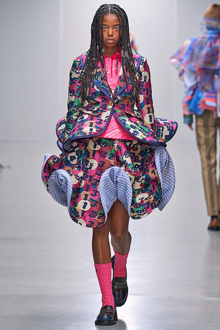 Anrealage 2026 Spring Summer Womens Runway at Paris had Heralbony prints, plaid, stripes, wired curvy hems, ruffles, robotic bags