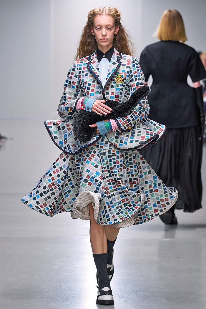 Anrealage 2026 Spring Summer Womens Runway at Paris had Heralbony prints, plaid, stripes, wired curvy hems, ruffles, robotic bags
