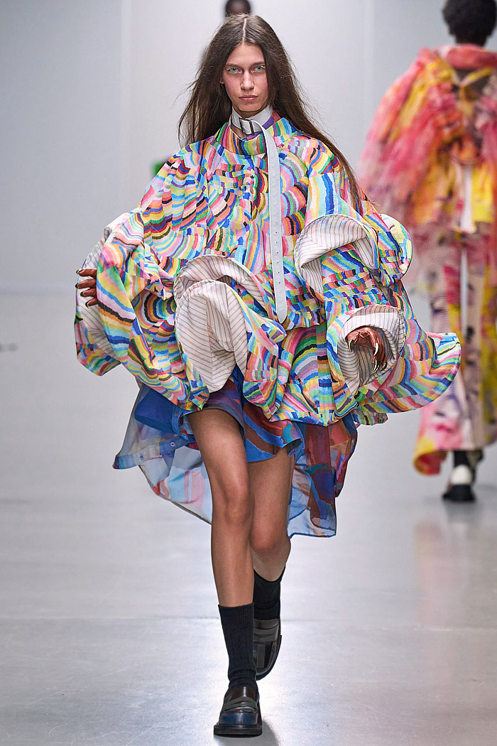 Anrealage 2026 Spring Summer Womens Runway at Paris had Heralbony prints, plaid, stripes, wired curvy hems, ruffles, robotic bags