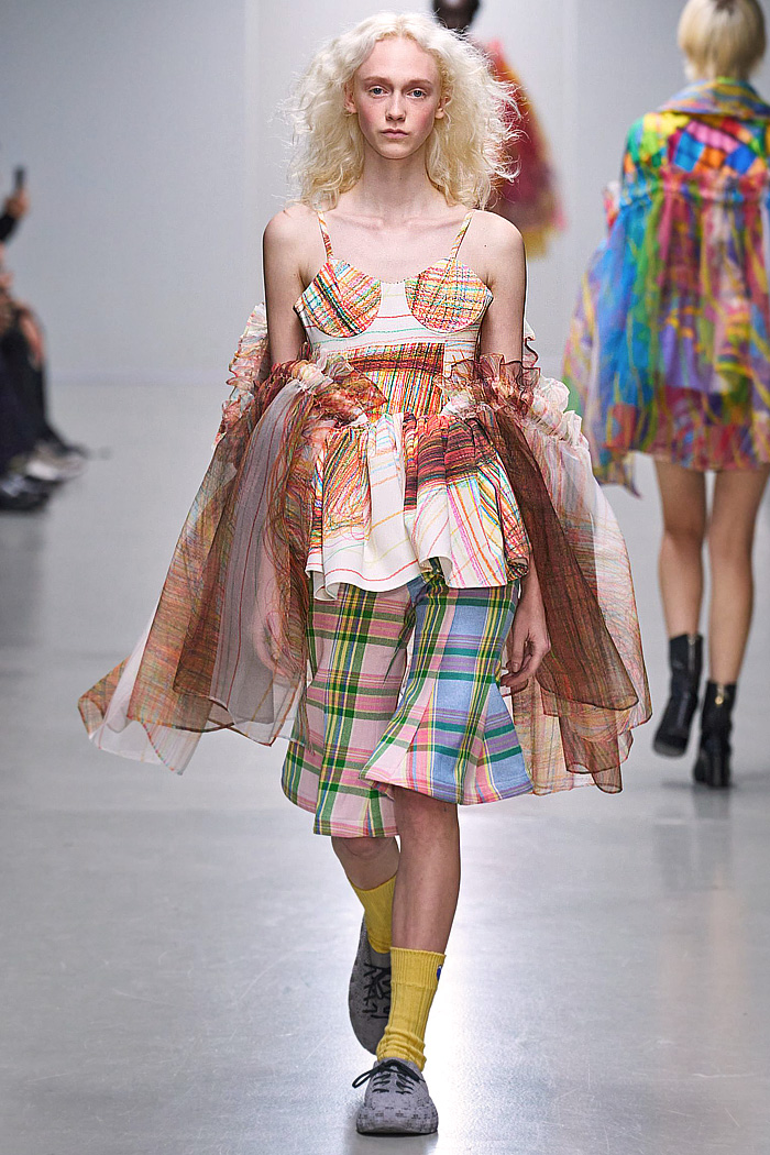Anrealage 2026 Spring Summer Womens Runway at Paris had Heralbony prints, plaid, stripes, wired curvy hems, ruffles, robotic bags