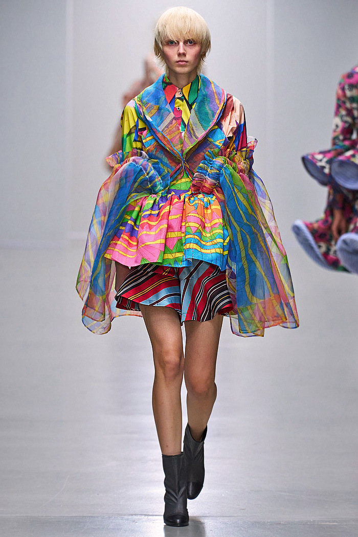 Anrealage 2026 Spring Summer Womens Runway at Paris had Heralbony prints, plaid, stripes, wired curvy hems, ruffles, robotic bags