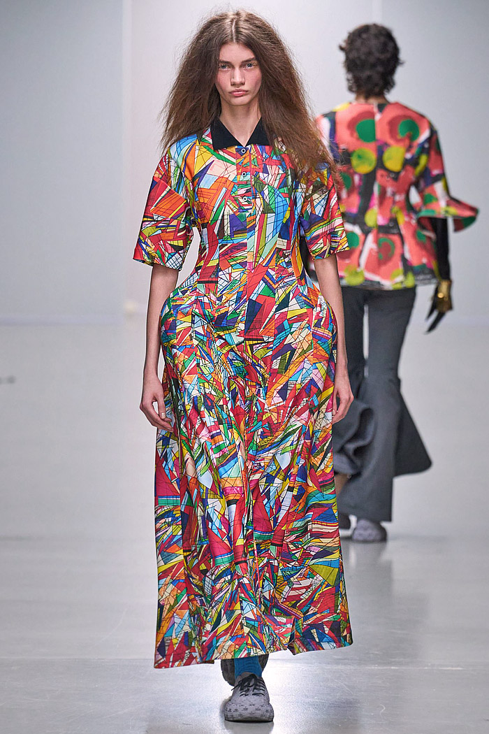 Anrealage 2026 Spring Summer Womens Runway at Paris had Heralbony prints, plaid, stripes, wired curvy hems, ruffles, robotic bags