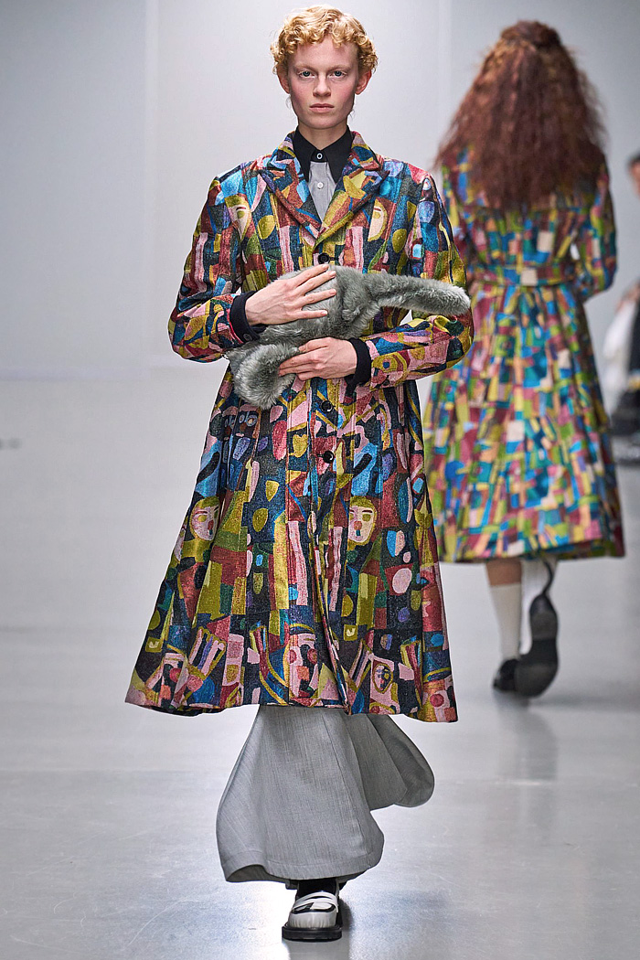 Anrealage 2026 Spring Summer Womens Runway at Paris had Heralbony prints, plaid, stripes, wired curvy hems, ruffles, robotic bags