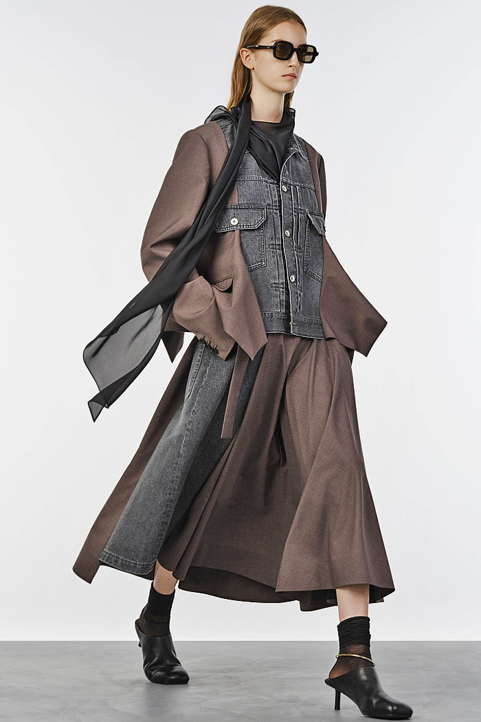 Sacai 2027 Resort Cruise Pre-Spring Womens Collection Fashion Trends - Deconstructed Denim Jeans Patchwork Hybrid Mix Panel Blazer Sheer Shirtdress Onesie Cargo Utility Pockets Baggy Wide Leg Culottes Miniskirt Cutoffs Shorts Sleepwear Cuffs Multiple Buttons Nautical Sailor Pants Lace Noodle Strap Petal Hem Blouse Geometric Handkerchief Hem Knit Cardigan Military Officer Trench Coat Sacai 2027 Resort Womens Fashion Trends - Deconstructed Denim Jeans Patchwork Hybrid Pockets Sleepwear Cuffs Sailor Pants Lace