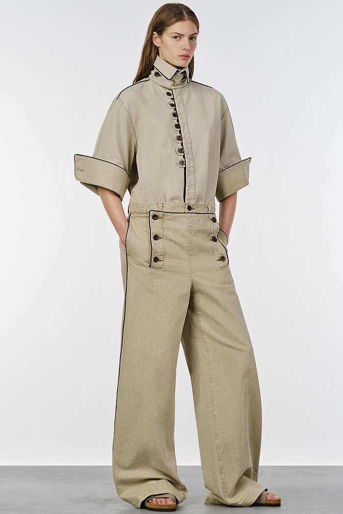 Sacai 2027 Resort Cruise Pre-Spring Womens Collection Fashion Trends - Deconstructed Denim Jeans Patchwork Hybrid Mix Panel Blazer Sheer Shirtdress Onesie Cargo Utility Pockets Baggy Wide Leg Culottes Miniskirt Cutoffs Shorts Sleepwear Cuffs Multiple Buttons Nautical Sailor Pants Lace Noodle Strap Petal Hem Blouse Geometric Handkerchief Hem Knit Cardigan Military Officer Trench Coat Sacai 2027 Resort Womens Fashion Trends - Deconstructed Denim Jeans Patchwork Hybrid Pockets Sleepwear Cuffs Sailor Pants Lace