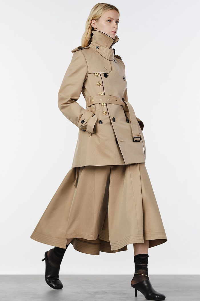 Sacai 2027 Resort Cruise Pre-Spring Womens Collection Fashion Trends - Deconstructed Denim Jeans Patchwork Hybrid Mix Panel Blazer Sheer Shirtdress Onesie Cargo Utility Pockets Baggy Wide Leg Culottes Miniskirt Cutoffs Shorts Sleepwear Cuffs Multiple Buttons Nautical Sailor Pants Lace Noodle Strap Petal Hem Blouse Geometric Handkerchief Hem Knit Cardigan Military Officer Trench Coat Sacai 2027 Resort Womens Fashion Trends - Deconstructed Denim Jeans Patchwork Hybrid Pockets Sleepwear Cuffs Sailor Pants Lace